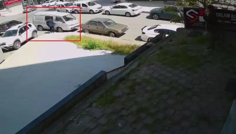 Aracını Çalmak İsteren Hırsız, Kurbanı Tarafından Suçüstü Yakalandı