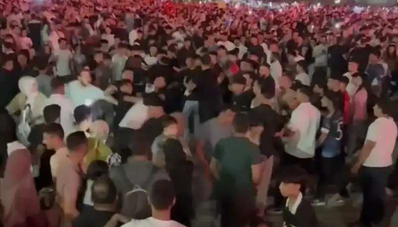 Konserde Bıçaklı Kavga: Üç Kişi Yaralandı, Olayın Detayları Şok Edici!