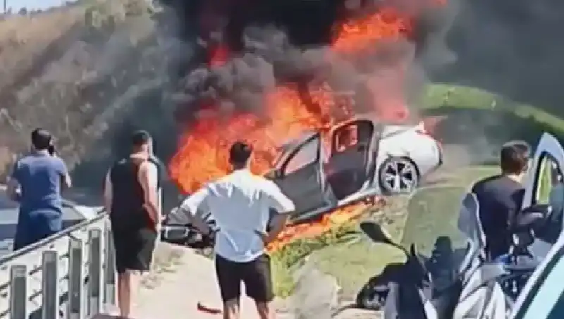 TEM Otoyolu'nda Kaza Sonrası Yangın: Otomobil Alev Alev Yandı