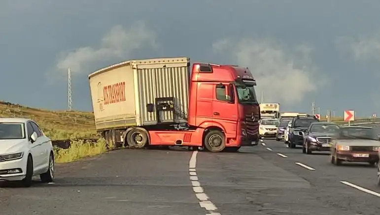 TIR Kaydı Nedeniyle Ana Yol Kapandı: Uzun Araç Kuyrukları Oluştu!