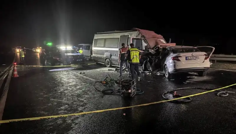 Ters Yönde Gelen Minibüs Alev Aldı: 1 Ölü, 1 Yaralı
