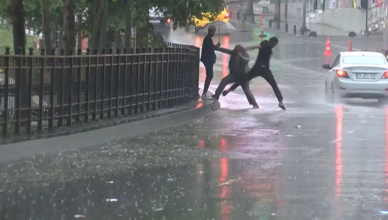 İstanbul ve İzmir’de Meteorolojiden Turuncu Kodlu Alarm: Hava Durumu Tehlikesi!
