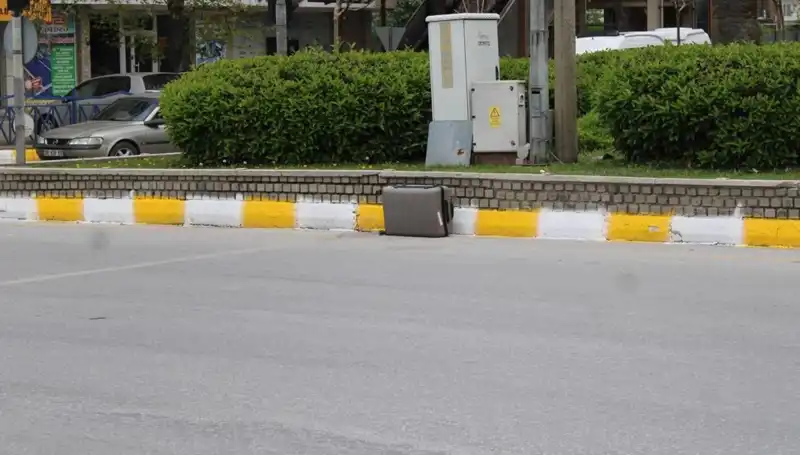 Minibüsten Düşen Valiz, Polisi ve Vatandaşları Şaşırttı