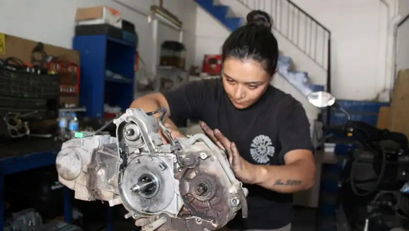 Eşi Çırak Bulamayan Hayriye, Motor Ustası Olma Yolunda Cesur Bir Adım Attı