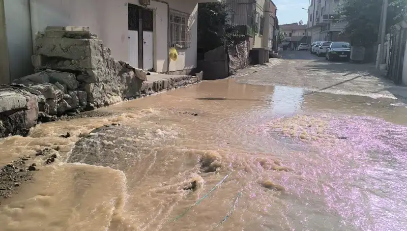 İlçede İçme Suyu Hattı Patladı: Çarşıda Su Baskını Felaketi!