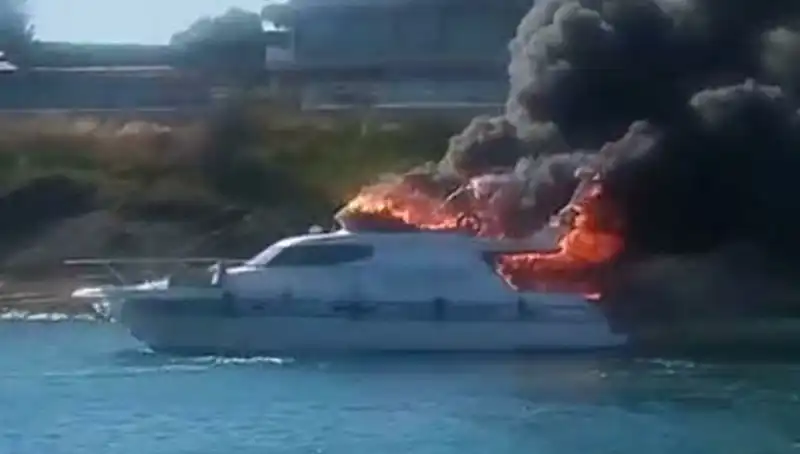 Çeşme Marina'da Motoryat Küllere Döndü: Yangın Önce Korkuttu, Sonra Büyüledi