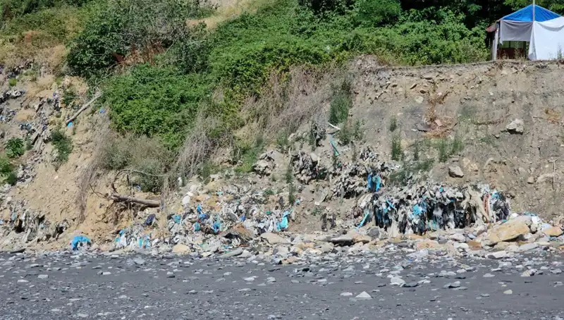 Kozlu Sahil’de Yıpranmış Manzaranın Ardındaki Çöp Yığını