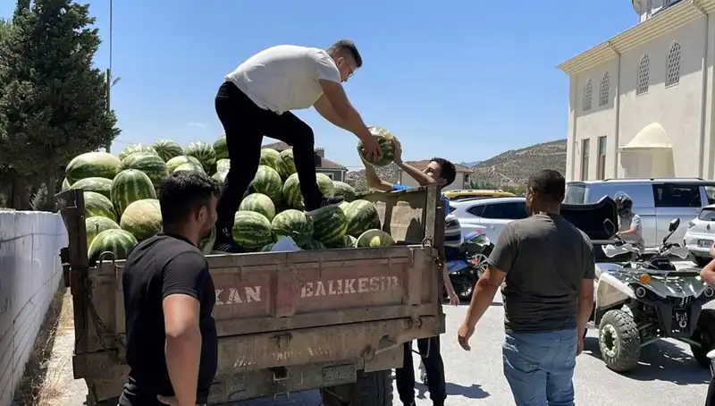 Bir Hayırsever, Tonlarca Karpuzu Ücretsiz Dağıtarak Yazı Serinletti