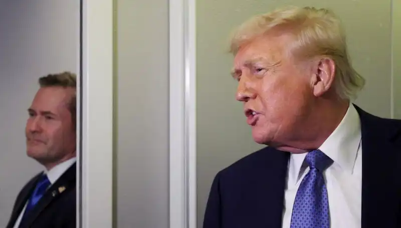 Trump, Planları Sızdırdığı için Mike Waltz'u Neden Görevden Aldı?