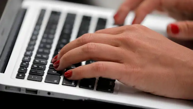 Laptop Mikrofonu Tehlikesi: Kapalıyken Bile Dinlenebiliyor!