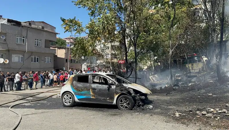 Gecekonduda Çıkan Yangın: Araç Alev Alev Yandı, Komşular Şoke Oldu!