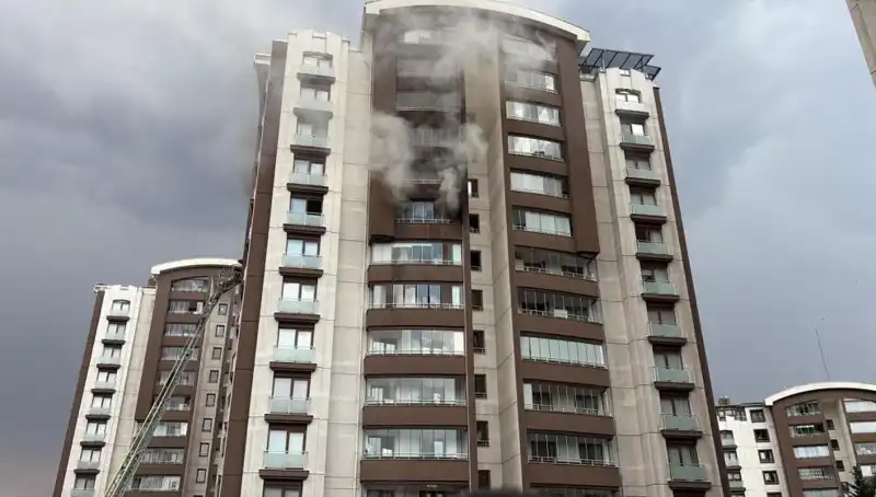 Ankara'da 14 Katlı Binada Yangın: İtfaiyeciler Can Pazarını Kurtardı!