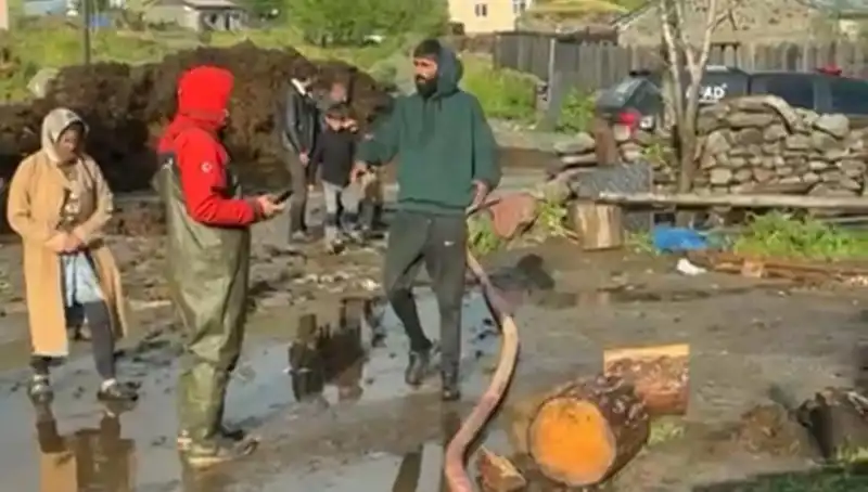 Ardahan'da Aniden Bastıran Sağanak, Suları Taşıdı ve Büyüleyen Manzara Yarattı