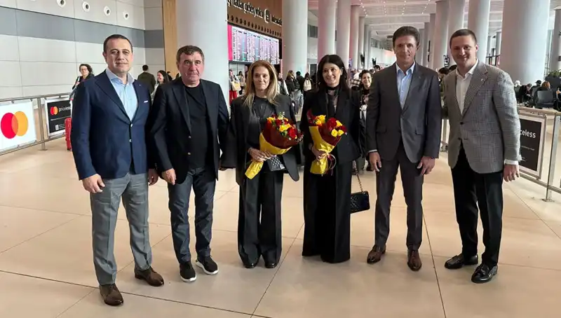 Hagi ve Popescu, İstanbul'da Futbolseverlerle Bir Araya Geldi