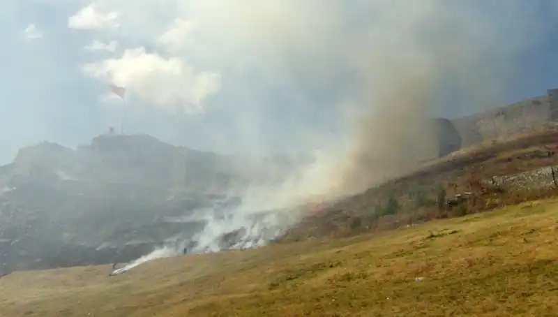 Kars Kalesi Eteklerinde Korkutan Anız Yangını: Yangın Kontrol Altına Alındı