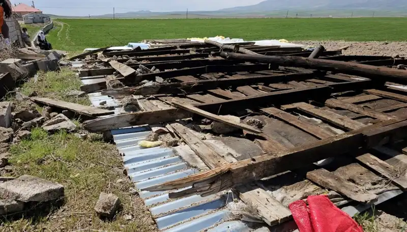 Bitlis’te Fırtına Neden Olduğu Zararlarla Kenti Sarstı