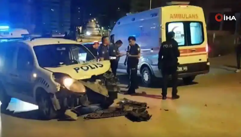 Ankara’da Hafif Ticari Araç ile Polis Aracı Çarpıştı: Kaza Anı Güvenlik Kamerasında