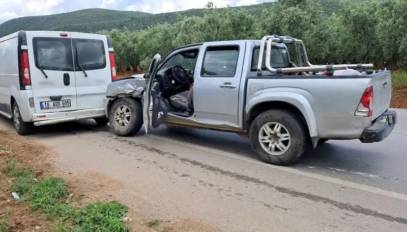 Bursa'da Minibüs ve Kamyonet Çarpıştı: 2 Yaralı! Kazanın Sebebi Ne?