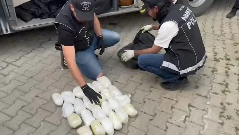 Yolcunun Valizinde 13 Kilo Metamfetamin Bulundu: Havalimanında Şok Olay