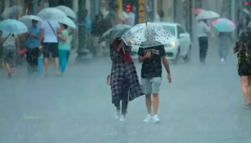 İstanbul'da Şiddetli Sağanak Yağış ve Yangın Bölgesine Rüzgar Tehlikesi