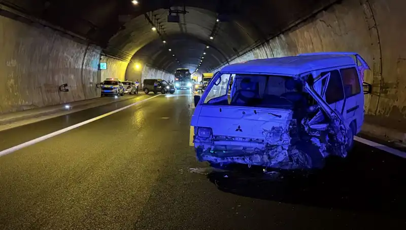 TEM Otoyolu'nda Zincirleme Kaza: Çok Sayıda Yaralı ve Trafik Durma Noktasında