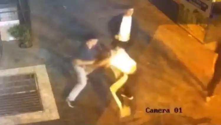 İstanbul’da Sokak Ortasında Şaşırtan Tekmeli Yumruklu Kavga Görüntüleri Ortaya Çıktı
