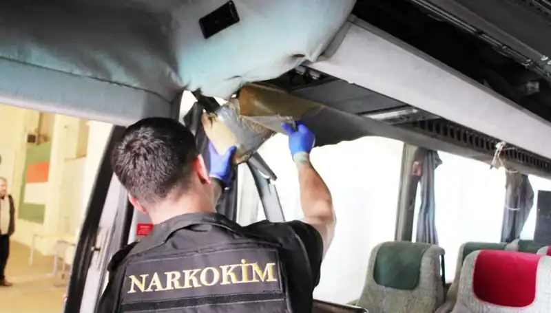 Sınırda Şok: Otobüs İçinden 77 Kilo Uyuşturucu Ele Geçirildi