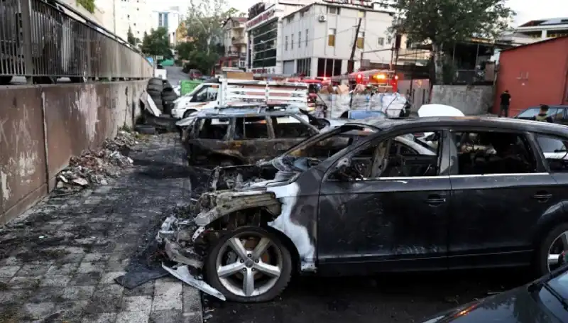 Sanayide Bekleyen Araçların Alev Alev Yanması: Sebepleri ve Sonuçları