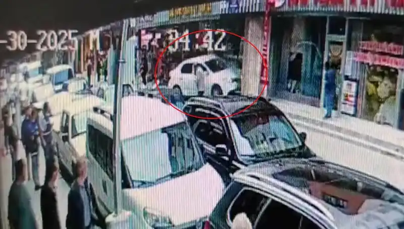 Alkollü Sürücü Mağazaya Girdi, İki Çocuk Kaza Sonrası Hayatta Kaldı