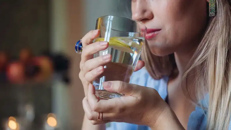 Aç Karnına 1 Litre Su İçmenin Sağlığa Faydaları: Her Sabah Yapmanız Gereken Bir Alışkanlık
