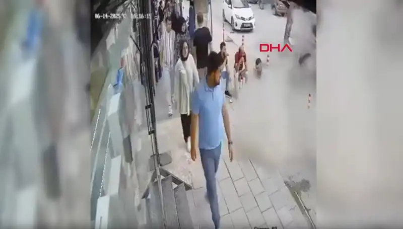 TIR Patlağı Şehri Şaşkına Çevirirken Vatandaşlar Yerlerinden Fırladı