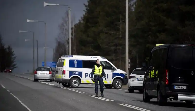 Finlandiya'da Okulda Bıçaklı Saldırı: Üç Öğrenci Yaralandı ve Şüpheli Gözaltında