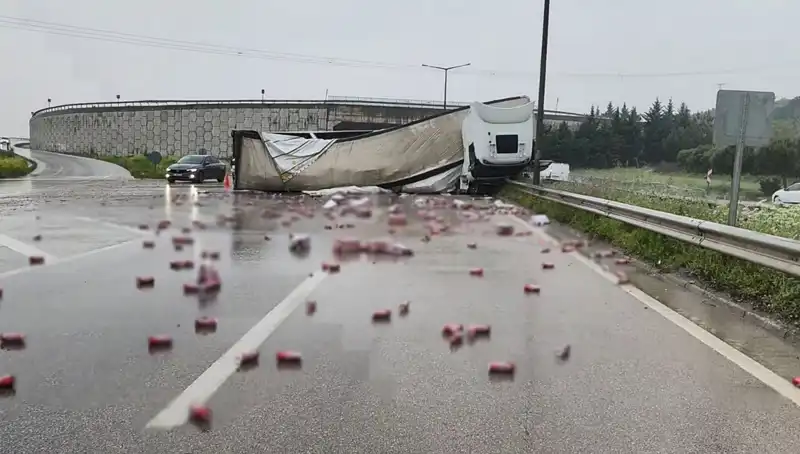 TIR Devrildi: Yola Saçılan İçecekler Kaza Sonrası Şaşkınlık Yarattı