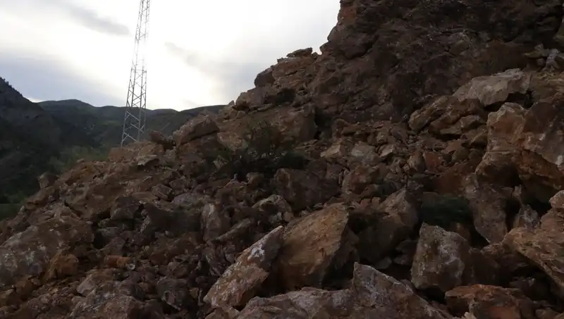 Erzurum'da Heyelan: Dev Kayalar Yolu Ulaşıma Kapatıldı, Akşam Ekmek Ayakları Çıldırdı!