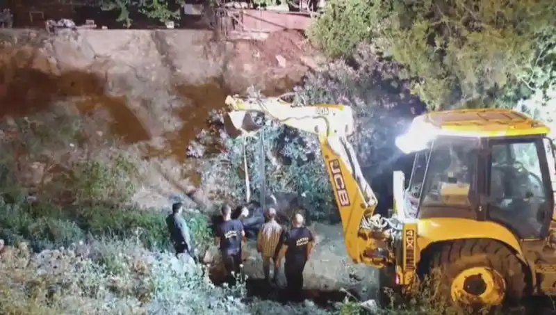 Hatay'da İneğe Kurtarma Operasyonu: Kahramanlar Hayvan İçin Seferber Oldu