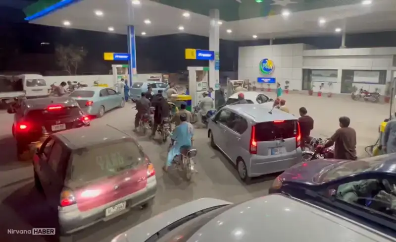 İran Savaşının Dalgaları: Pakistan'da Akaryakıt Kuyrukları Artıyor