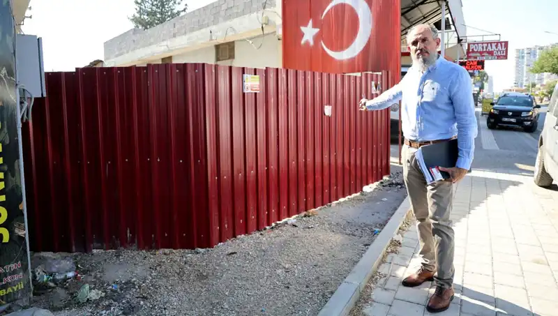 Tapulu Arazim Diyerek Sokağı Kapatan Vatandaş, Mahallede Şok Etkisi Yarattı