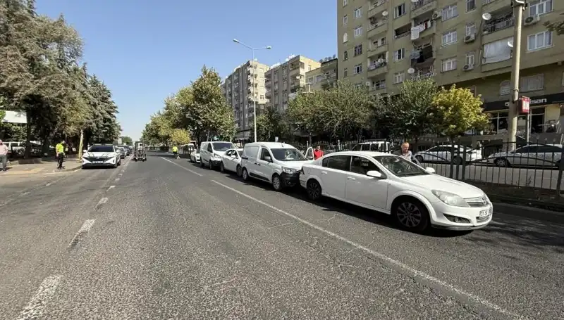 Diyarbakır'da Zincirleme Trafik Kazası: 5 Araç Birbirine Girdi