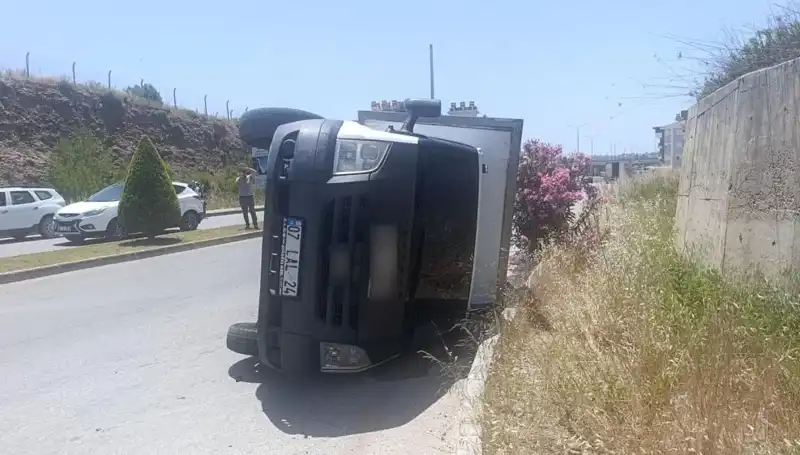 Hafif Ticari Araç, Kamyoneti Devirerek Kaza Yaptı: Güncel Detaylar