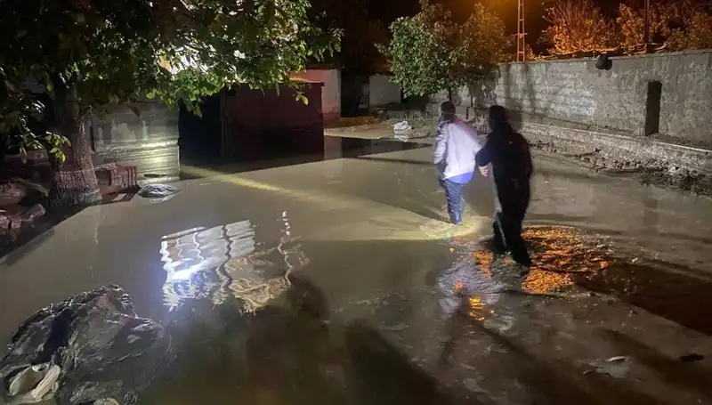 20 Dakikalık Yağmurda Sel Felaketi: Evler Tehlikeye Girdi