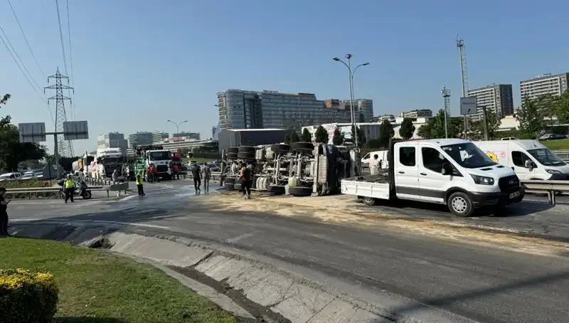 D-100 Yan Yolunda Şok Edici Kaza: Beton Mikseri Devrildi!