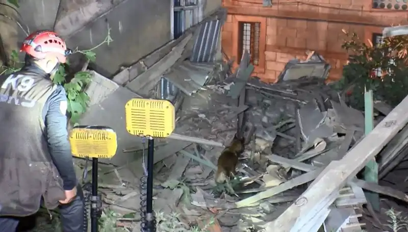 İstanbul'da Deprem Sonrası Çöken Bina, Korku Dolu Anlara Neden Oldu