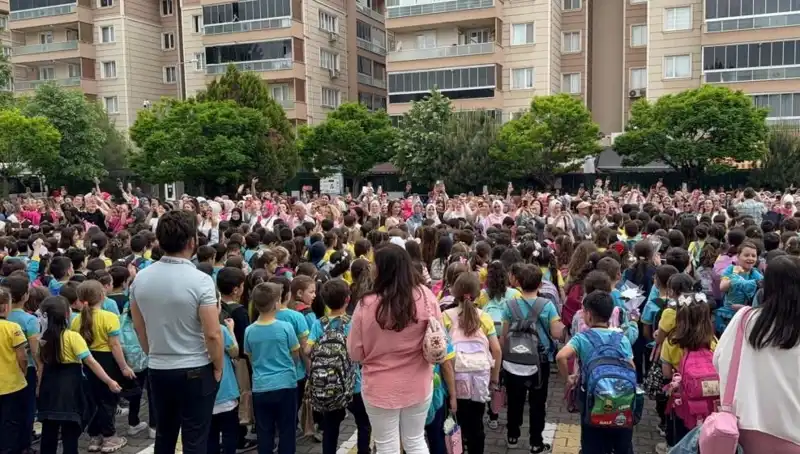 Öğrencilerin Annelerine Hazırladığı Duygu Dolu Sürpriz Gözyaşlarıyla Sonuçlandı