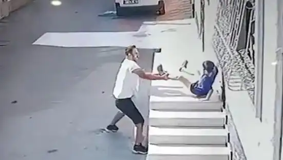 Adana'da Şok Eden Olay: Bir Çocuğu Kovalayan Kan Kondurucu Gözü Önünde Yerle Bir Etti