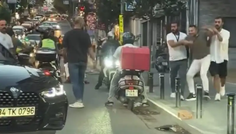 Nişantaşı’nda Yol Verme Kavgası: Kadına Sopa ile Saldırdı!