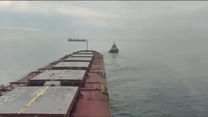 Ahırkapı'da Karaya Oturan Yük Gemisi Kurtarılarak Denize Kavuştu