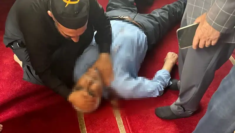 Camide Cani Saldırı: Namaz Kılan Vatandaşa Bıçaklı Saldırı Şoku