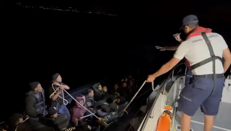 Çeşme'de Denizde Sürüklenen 42 Kaçak Göçmen Kurtarıldı: Kurtarma Operasyonu Detayları