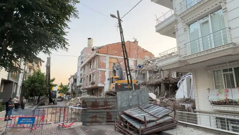 Yıkım Çalışmaları Sırasında Elektrik Kabloları Koptu, İki Sokak Karanlığa Gömüldü!