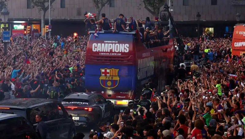 Barcelona Futbolcuları Taraftarlarla Dostluk İçin Bir Araya Geldi